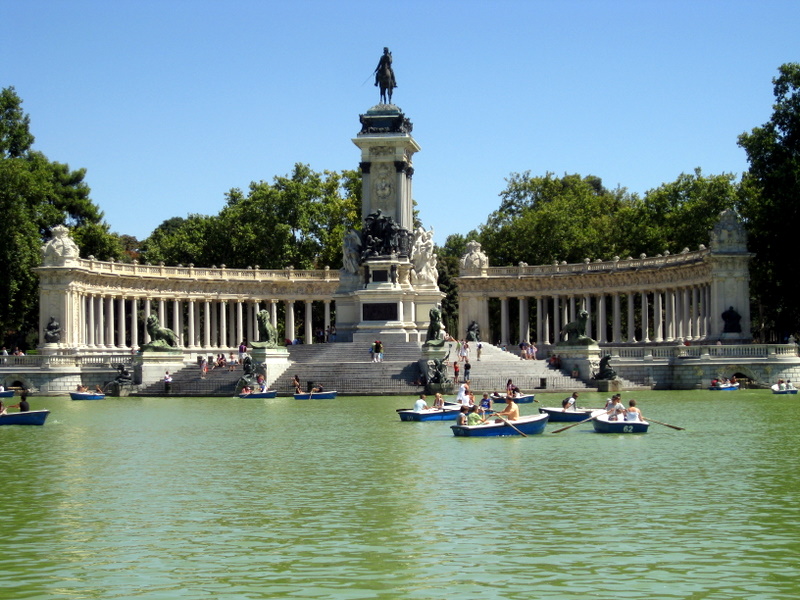 View of the boating pond at Parque del Retiro in Madrid, Spain